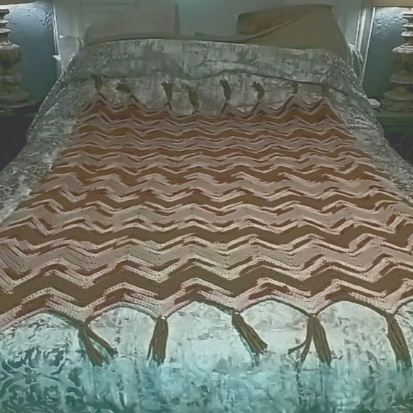 HAND MADE CROCHTED PINK/BEIGE,CREAM THROW W/FRINGD ENDS 44 x 57 - Picture 6 of 7